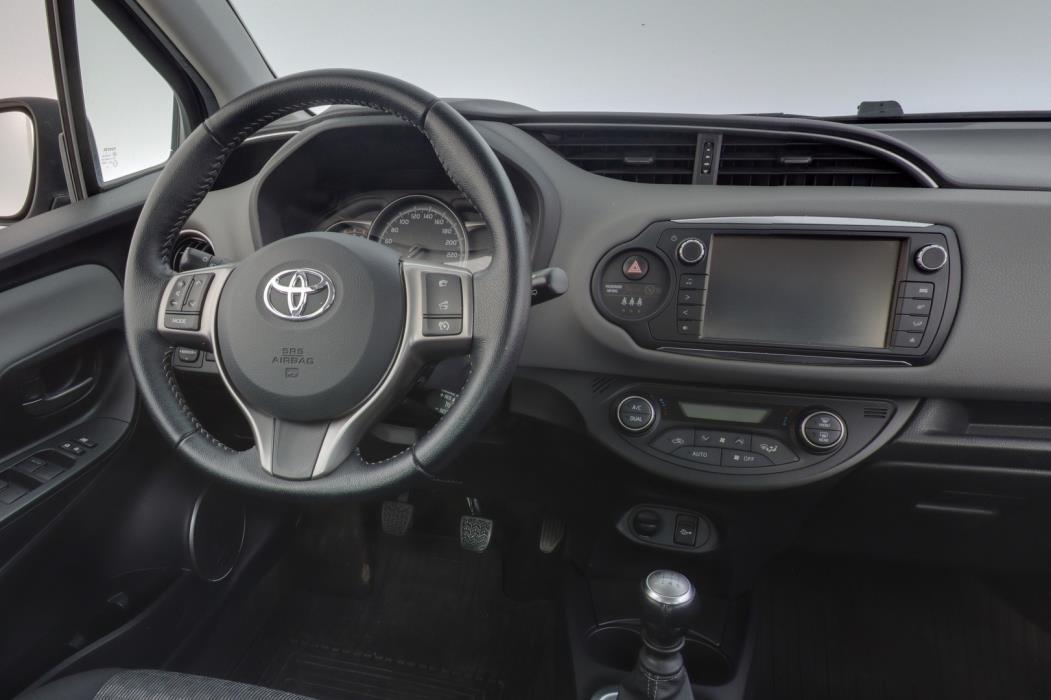 TOYOTA Yaris 2017
