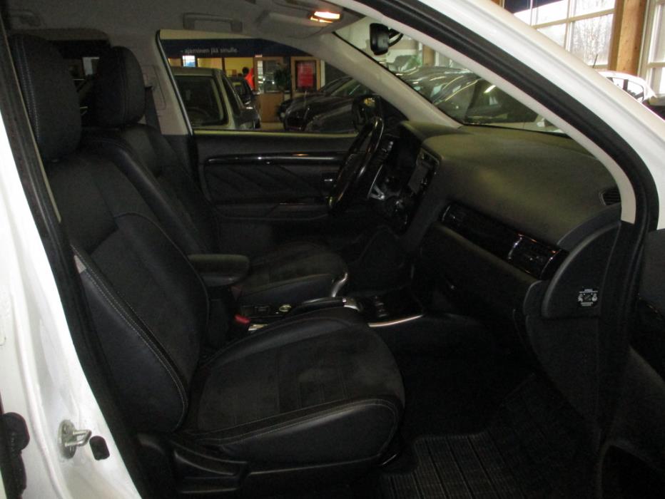 MITSUBISHI Outlander PHEV 2016