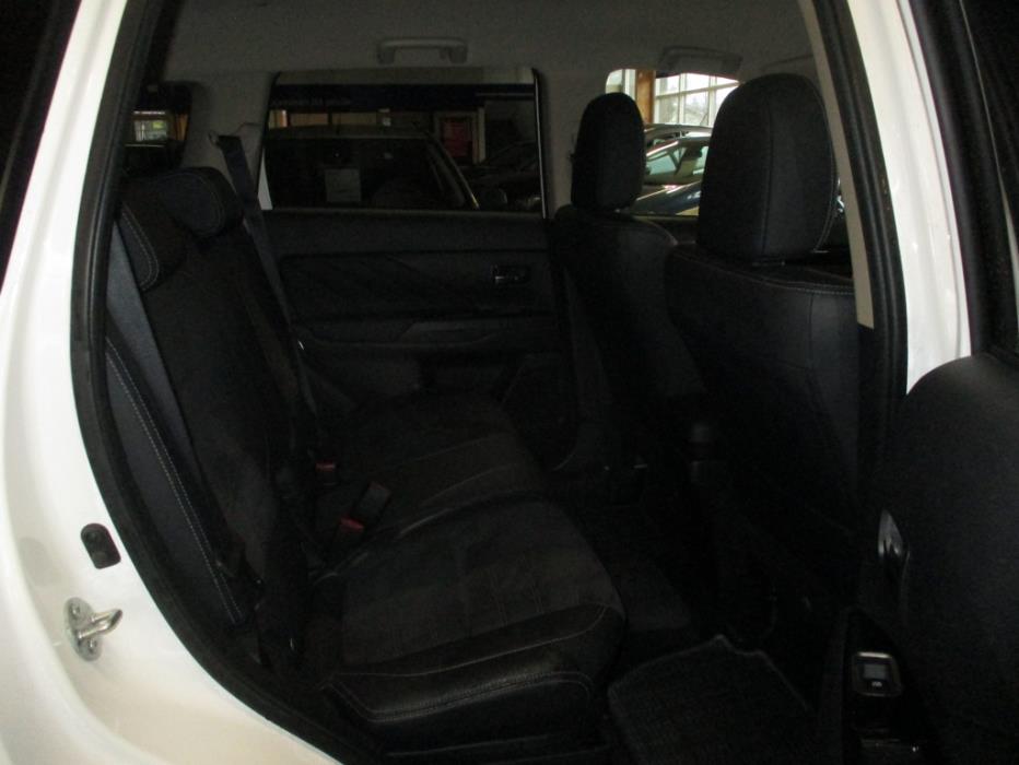 MITSUBISHI Outlander PHEV 2016