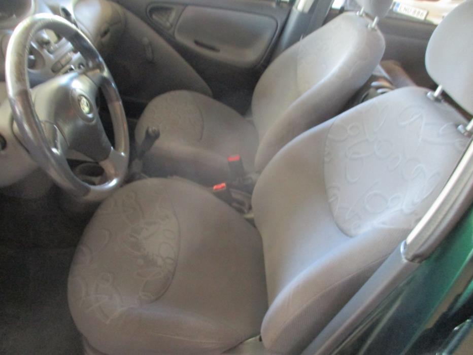 TOYOTA Yaris 2001