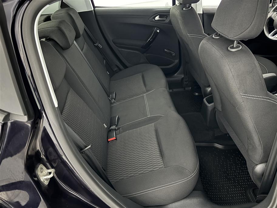 PEUGEOT 208 2015