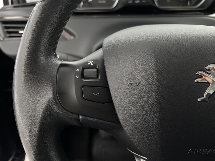 PEUGEOT 208 2015