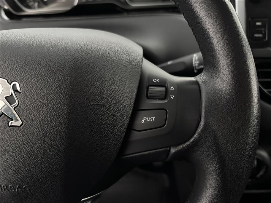 PEUGEOT 208 2015