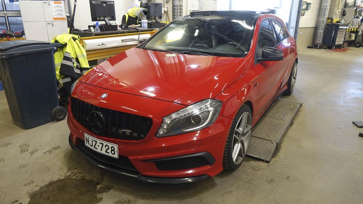 MERCEDES-BENZ A 45 AMG 2015