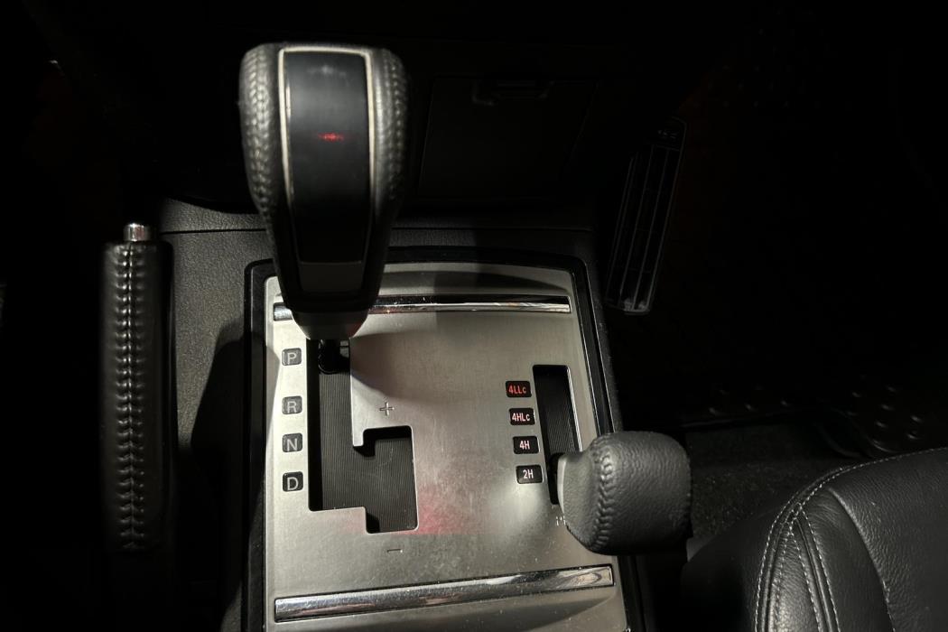 MITSUBISHI Pajero 2016