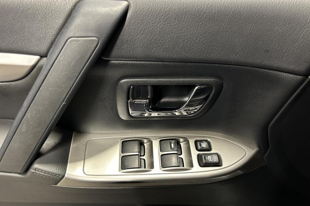MITSUBISHI Pajero 2016