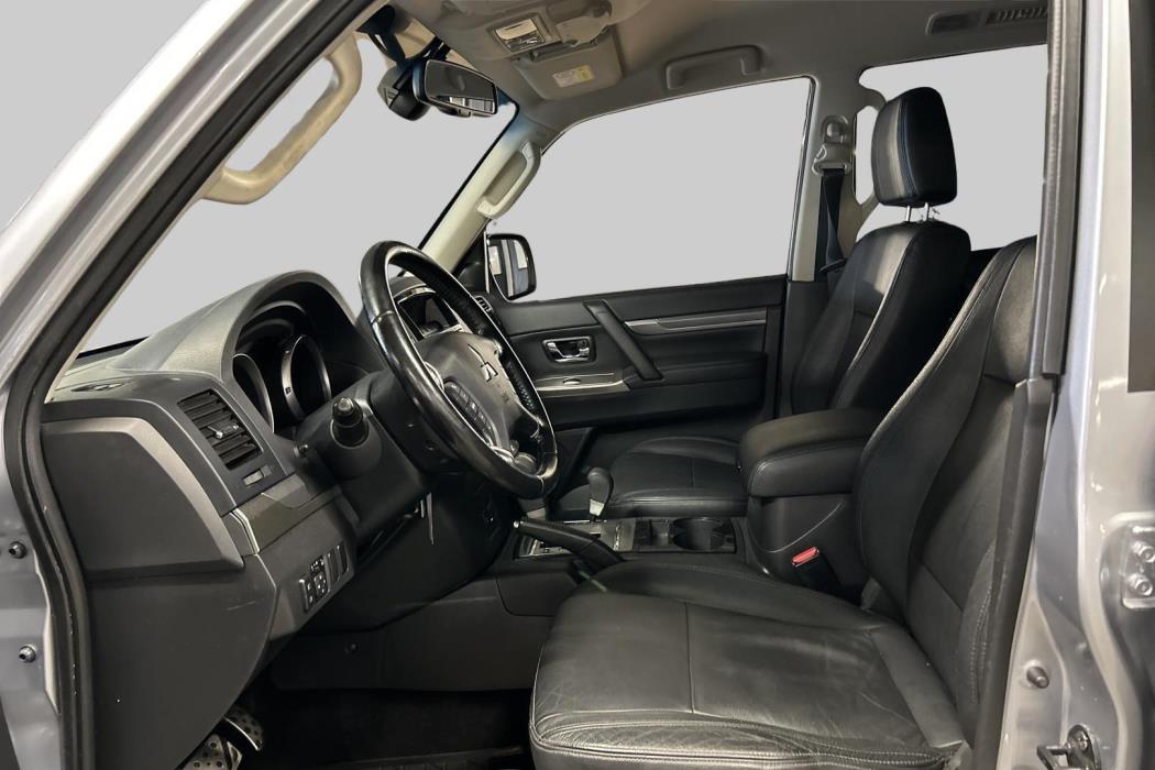 MITSUBISHI Pajero 2016