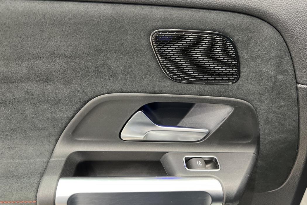 MERCEDES-BENZ EQB 2023