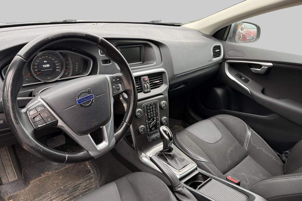 VOLVO V40 2016
