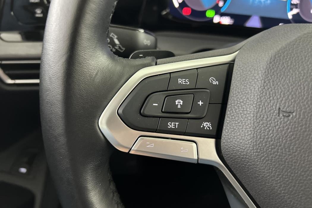 VOLKSWAGEN Golf 2023