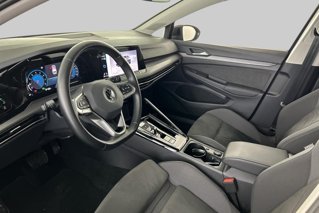 VOLKSWAGEN Golf 2023