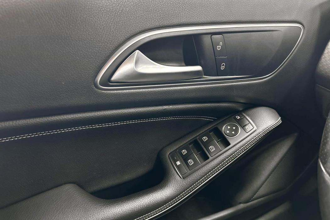 MERCEDES-BENZ A 2016