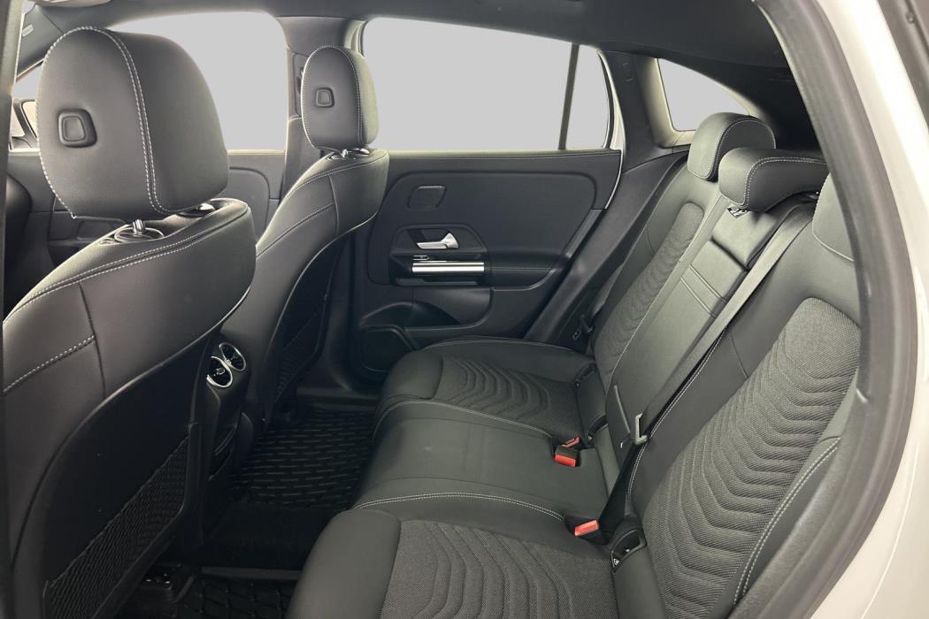 MERCEDES-BENZ EQA 2024