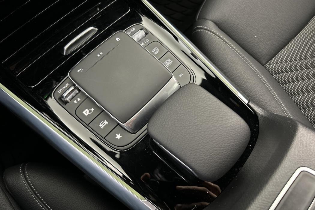 MERCEDES-BENZ EQA 2024