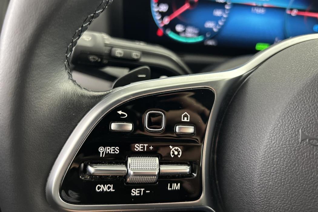 MERCEDES-BENZ EQA 2024