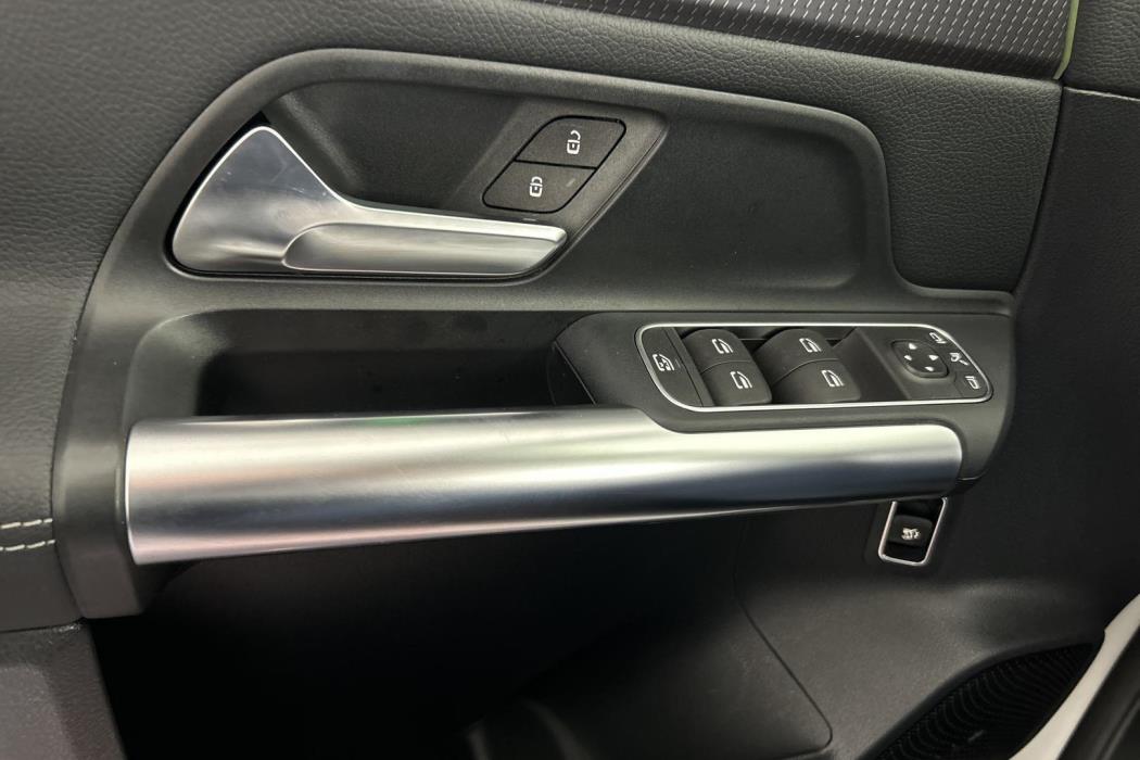 MERCEDES-BENZ EQA 2024