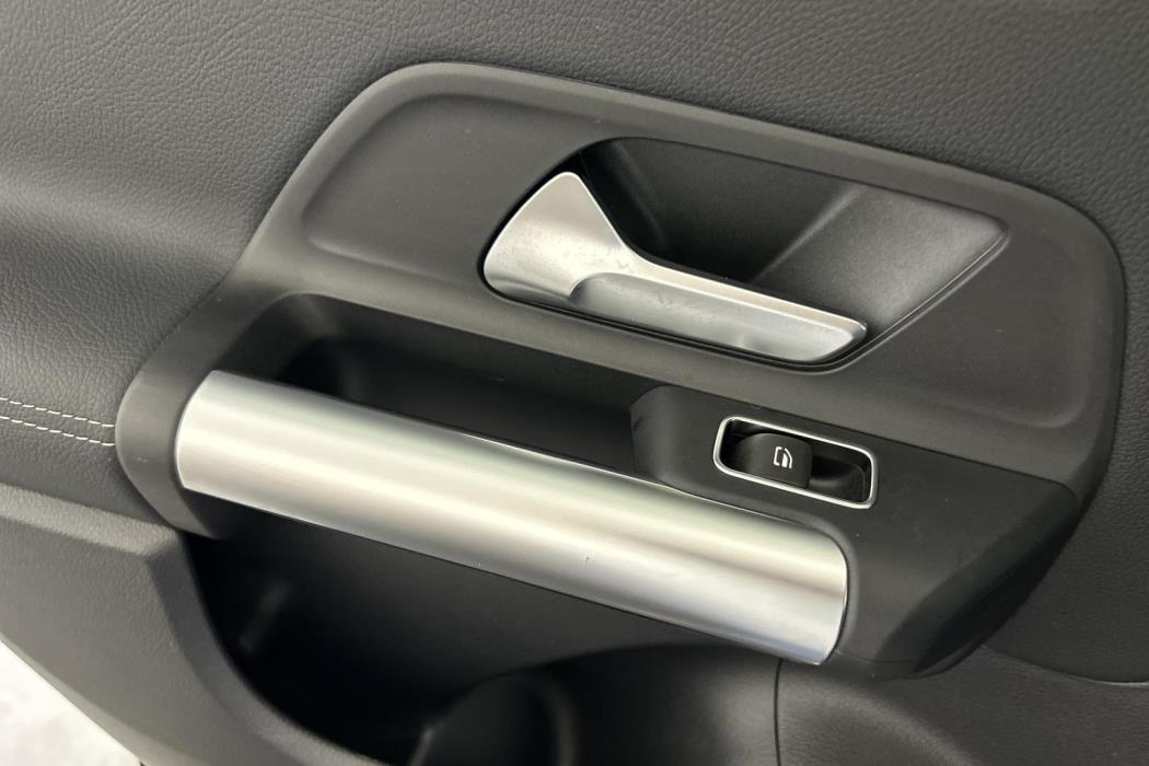 MERCEDES-BENZ EQA 2024