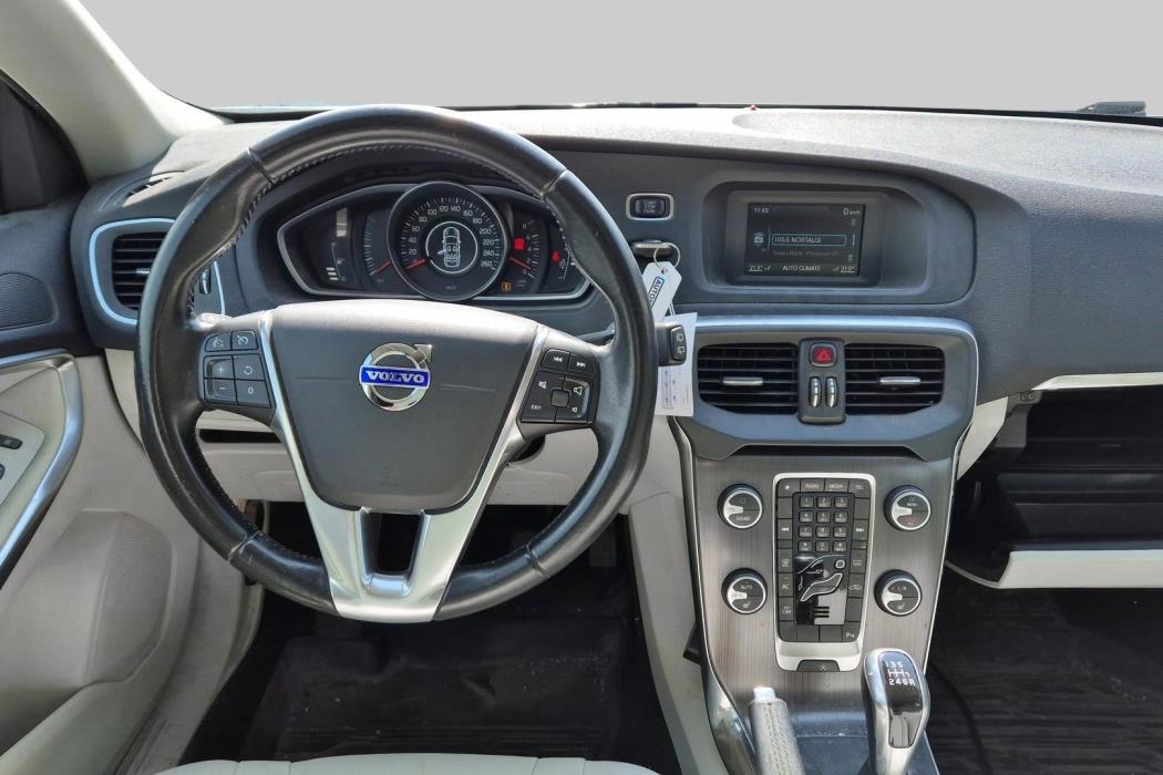 VOLVO V40 2015