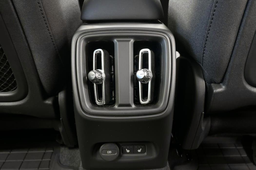 VOLVO XC40 2024
