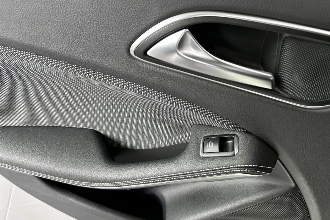 MERCEDES-BENZ A 2017