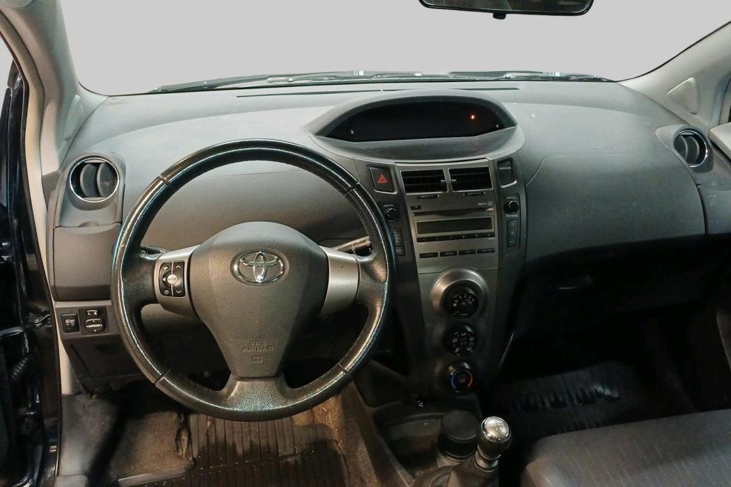 TOYOTA Yaris 2010