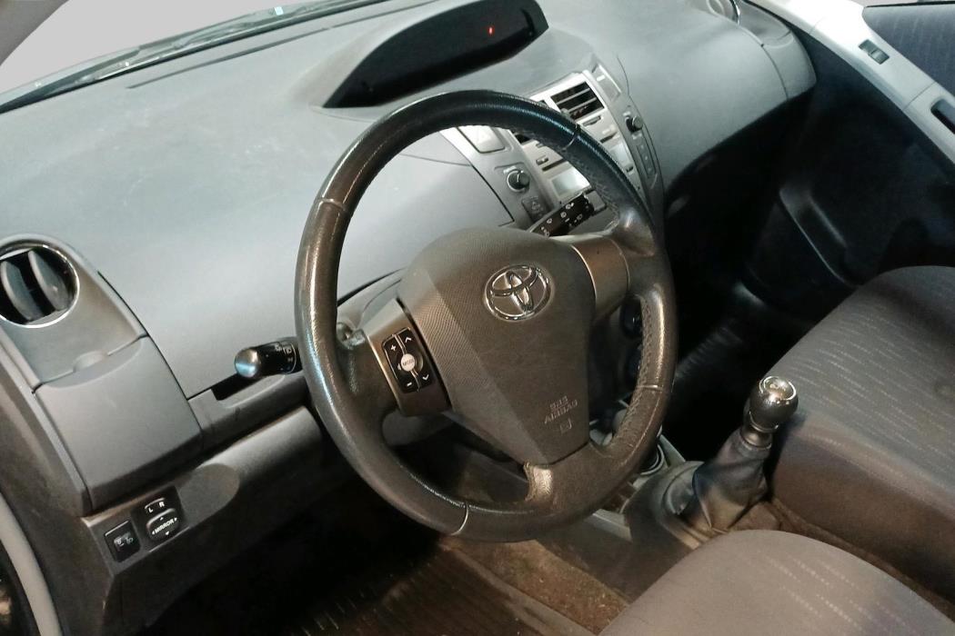 TOYOTA Yaris 2010