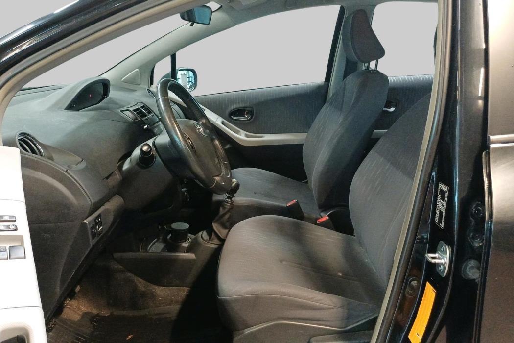 TOYOTA Yaris 2010