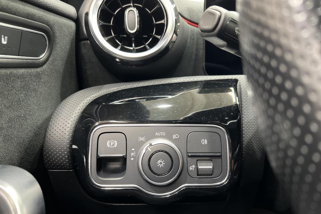 MERCEDES-BENZ A 2021
