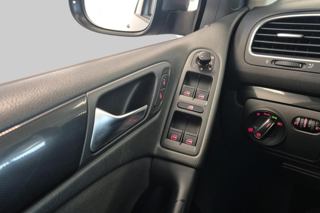 VOLKSWAGEN Golf 2012