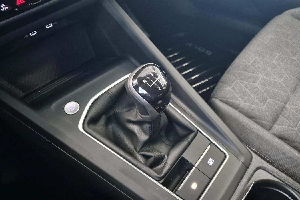 VOLKSWAGEN Golf 2025