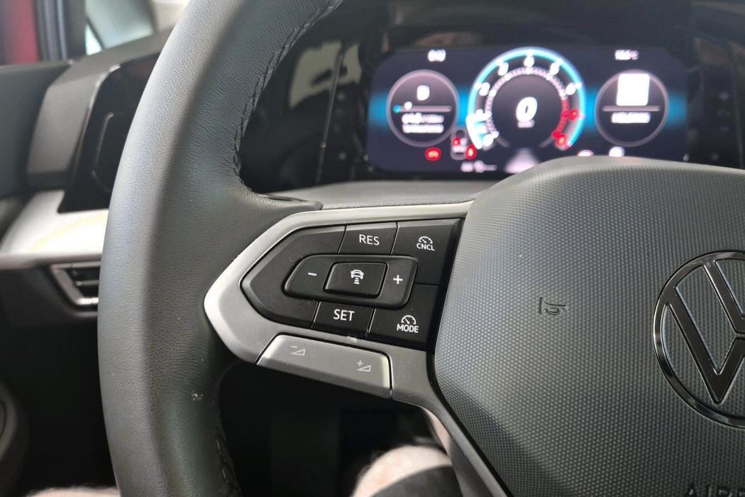 VOLKSWAGEN Golf 2025