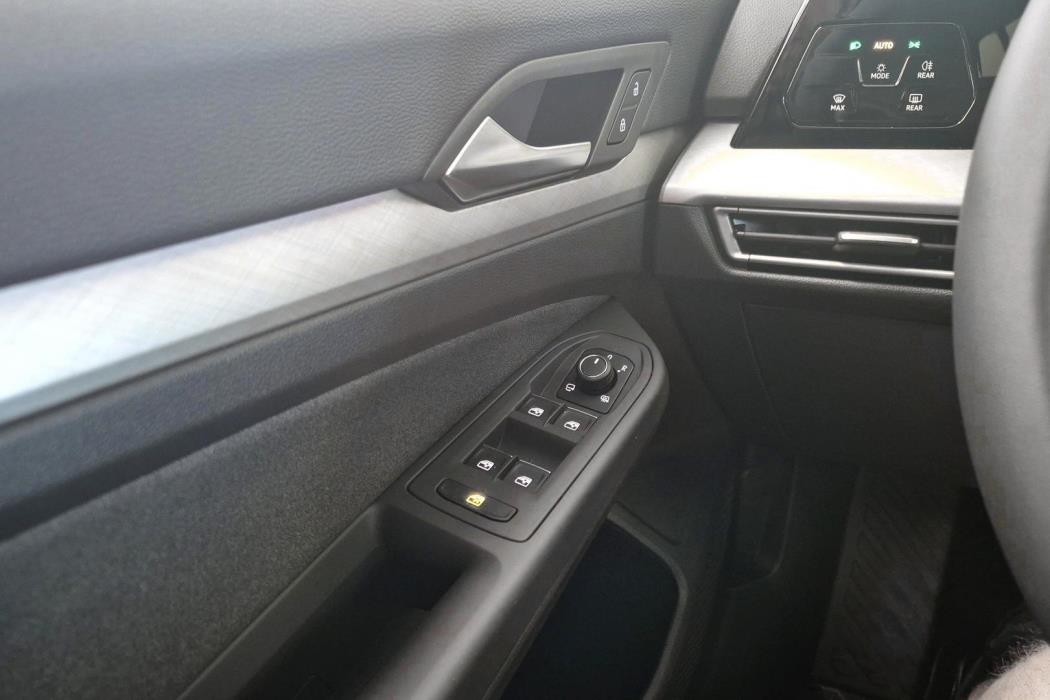 VOLKSWAGEN Golf 2025