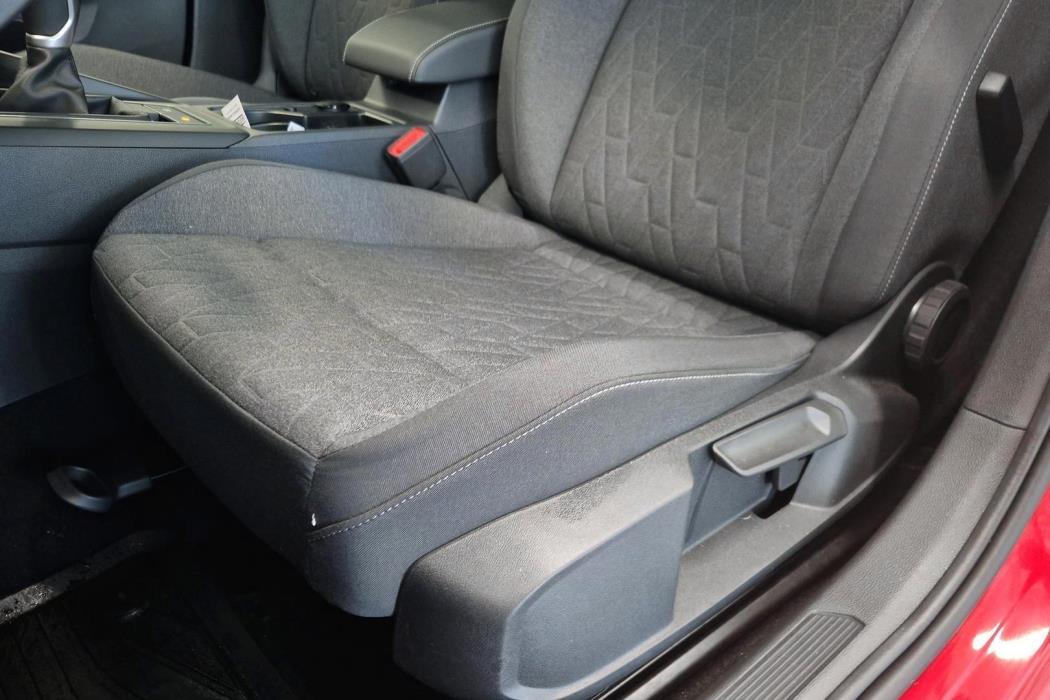 VOLKSWAGEN Golf 2025