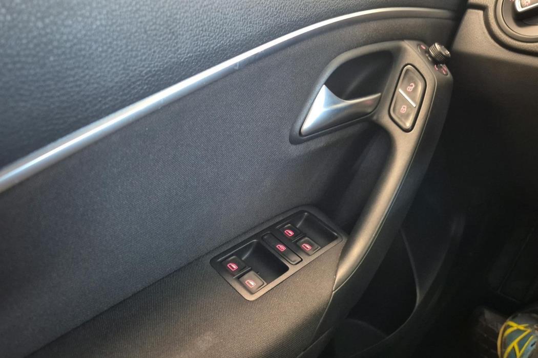 VOLKSWAGEN Polo 2014