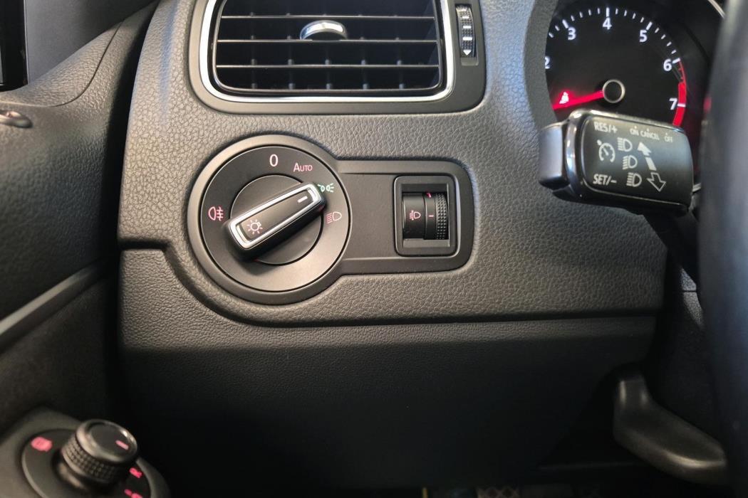 VOLKSWAGEN Polo 2014