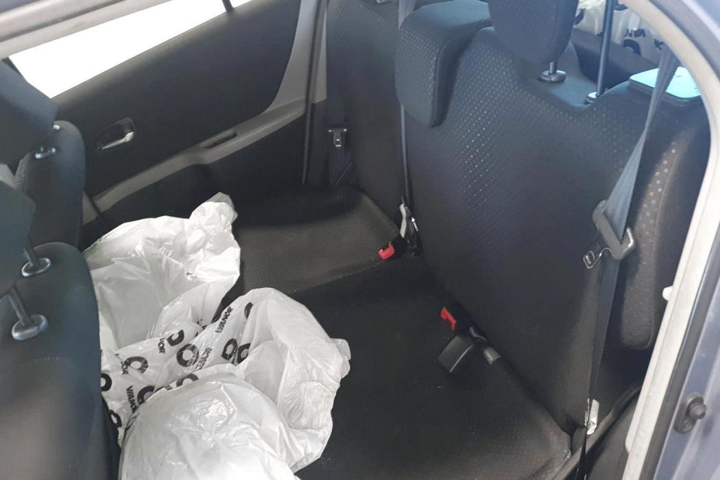 TOYOTA Yaris 2011