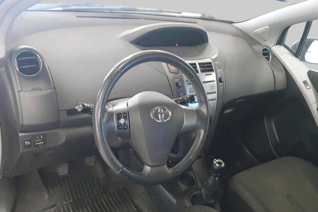 TOYOTA Yaris 2011