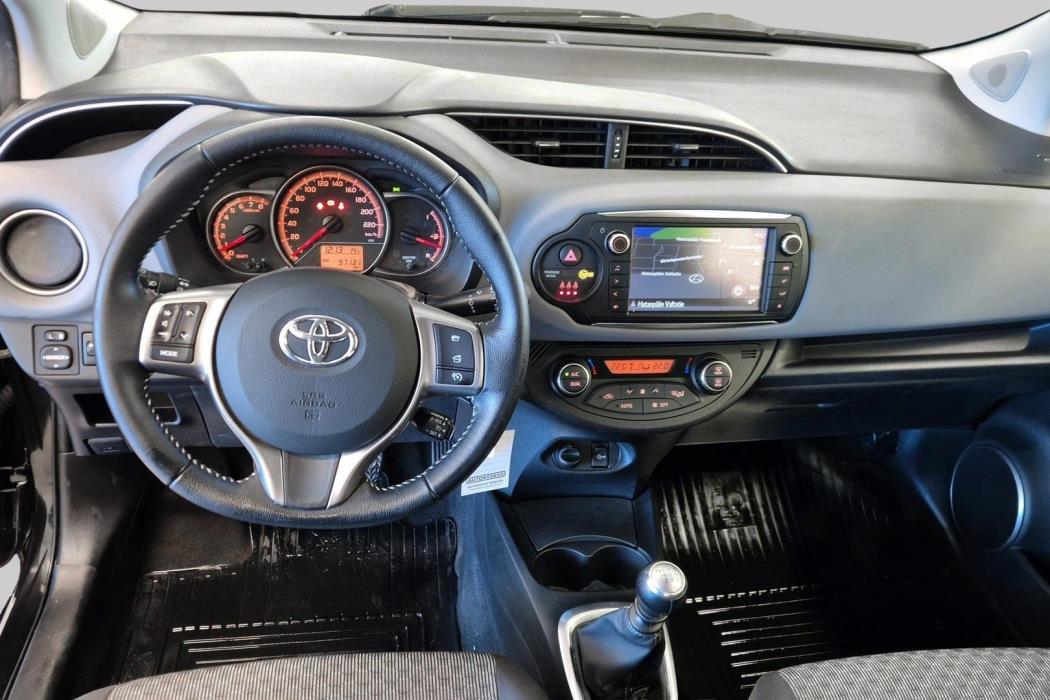 TOYOTA Yaris 2015
