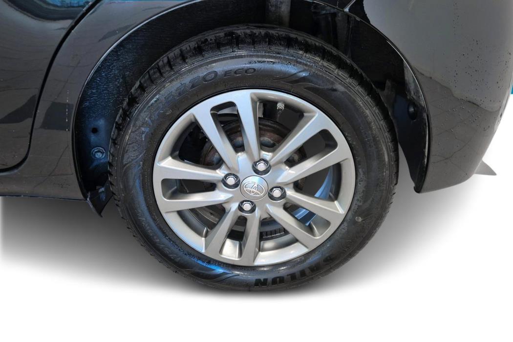 TOYOTA Yaris 2015