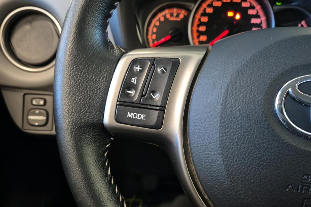 TOYOTA Yaris 2015
