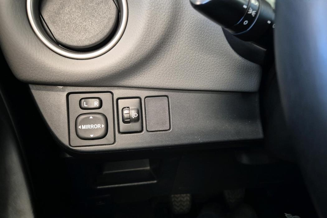TOYOTA Yaris 2015