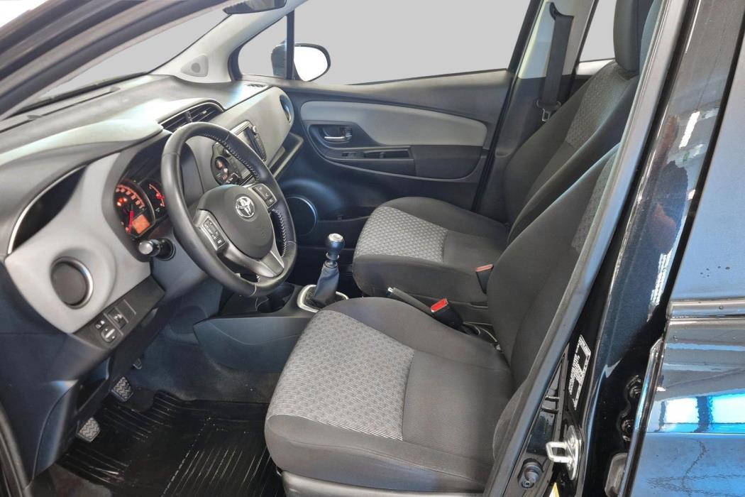 TOYOTA Yaris 2015