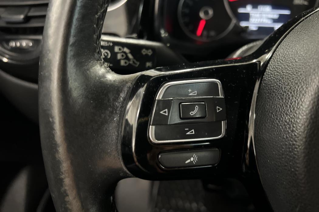 VOLKSWAGEN Beetle 2012