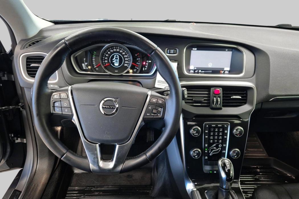 VOLVO V40 2018