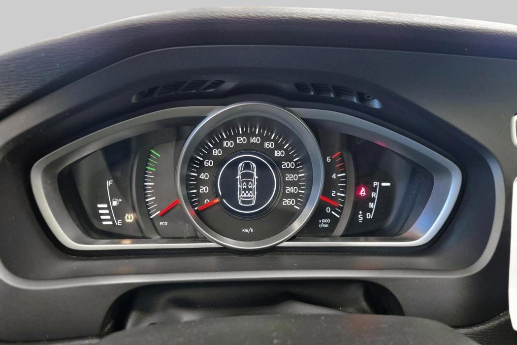 VOLVO V40 2018