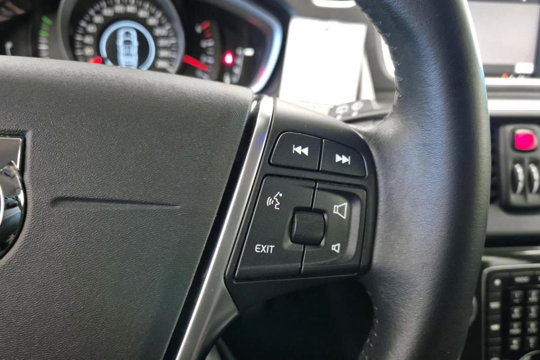 VOLVO V40 2018