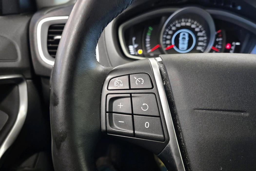 VOLVO V40 2018