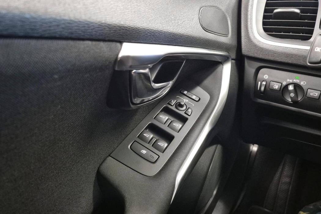 VOLVO V40 2018