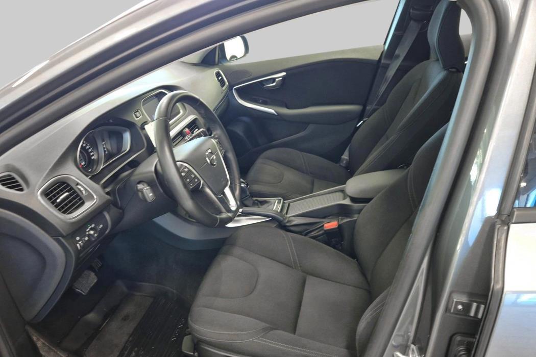 VOLVO V40 2018