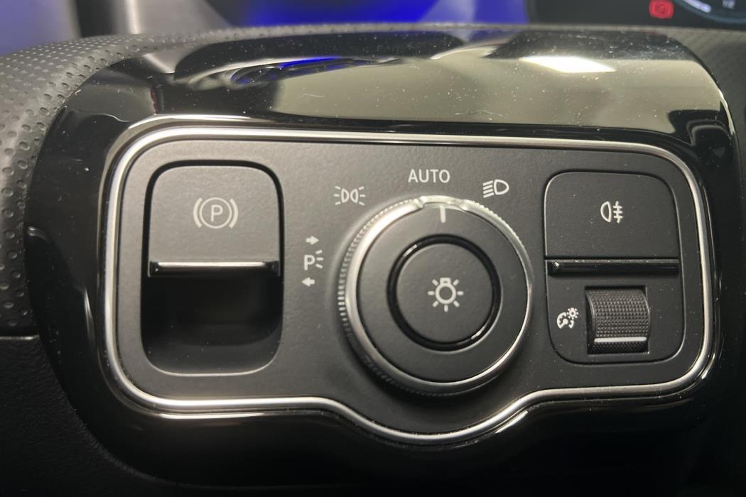 MERCEDES-BENZ A 2022